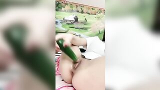 Em chỉ muốn cậu bé của anh đút vào em thôi