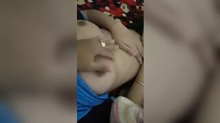 Tranh thủ bốp vú em gái khi nó ngủ