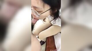 Em gái Việt đeo kính deep throat