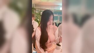 Có con bạn thân như này sao mà kiềm chế nổi