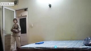 Phát hiện người yêu cùng thằng bạn thân lén địt nhau trong nhà mình