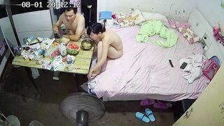 Có bố ở đó mà vẫn nằm phơi lồn, muốn bố nó đụ nó lắm rồi