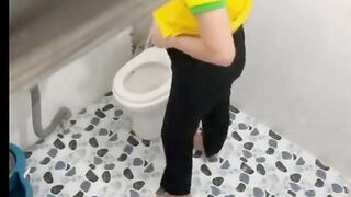 Quay lén nhà vệ sinh trường 2