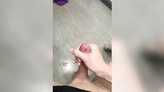 Trốn nhà vệ sinh công ty xóc lọ bắn đầy ra áo đồng phục nhân viên
