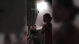 Quay Trộm Em Xóm Trọ Vừa Tắm Vừa Hát Vui Vẻ