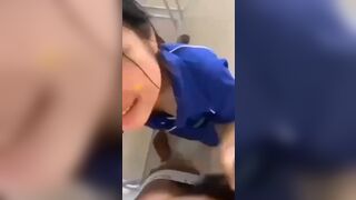 Giúp bạn cùng lớp sục cặc trong nhà vệ sinh