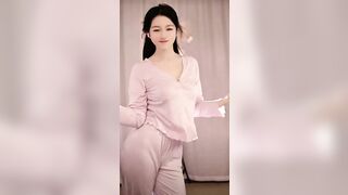 Em thề là em nó xinh, ăn mặc kín đáo lịch sự