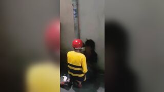 Clip Sex Tài Xế Bee Ép Em Gái Ăn Xin Bú Cặc Mình Trong Hẻmm