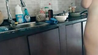 Lấy sex toy trong lồn khuấy rau cho anh ăn