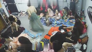 Bí Mật Bên Trong Phòng Thay Đồ Tay Vịn Quán Karaokee