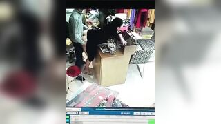 Chồng check. Cam thấy vợ địt nhau với trai ở ngoài cửa hàng