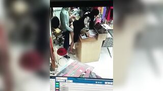 Chồng check. Cam thấy vợ địt nhau với trai ở ngoài cửa hàng