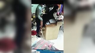 Chồng check. Cam thấy vợ địt nhau với trai ở ngoài cửa hàng