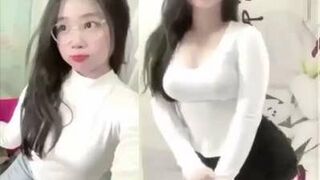 Em Hàng Múp Xinh Ngầm Cao Máy Thoáng Lồn Sạch Sexx