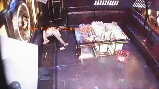 Dân Chơi Đi Hát Karaoke Nứng Cặc Đè Ngửa NHân Viên Ra Địt p1