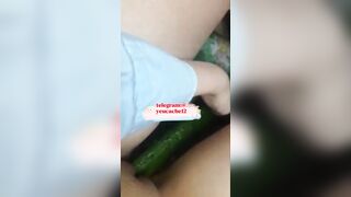 CON EM GÁI 0 LÔNG MÀ NÓ THỦ BẰNG DƯA RỒI CHO THAWNHF ANH TRAI ĂN