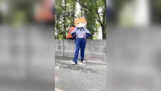 Em học sinh mê public ở trường học sau lưng bác lao công