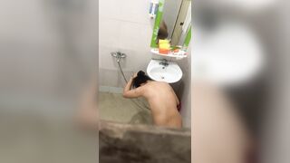quay lén em gái xinh tắm
