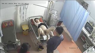 Chị bầu khám thai