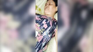 Sờ lồn mẹ vợ thằng bạn
