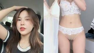 Clip Sex Đan Phượng Shop 98 Khoe Khe Lồn Sạch Sẽ Không Lôngg