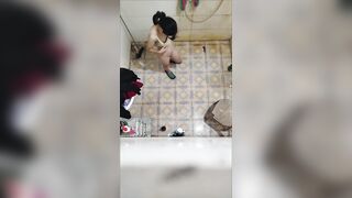 Quay lén cháu gái tắm 2