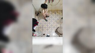 Quay lén cháu gái tắm 2