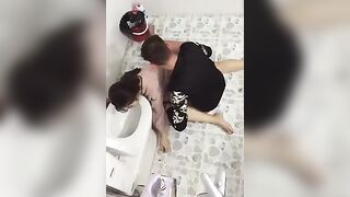 Đi Họp Lớp Bị Đứa Bạn Nó Tụt Quần Địt Trong Nhà Vệ Sinh