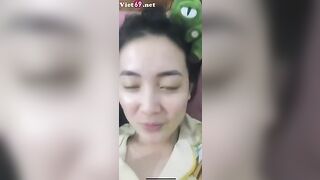 Em gái răng khểnh bị bạn trai gọi cam khoe hàng tung lên mạng