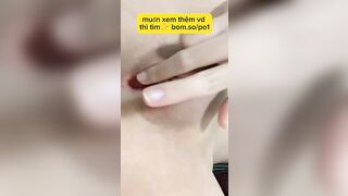 Đã xinh mà bím còn hồng đẹp không lồng xoa hột le chảy dịch ra như này xem mà nứng vl