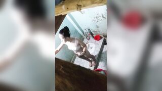 Quay con chị khi đang tắm