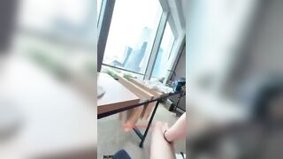 Vì để kí hợp đồng em thư kí cho đối tác địt và bị vợ đánh ghen