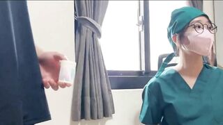 Y tá lấy tinh trùng cho bệnh nhân
