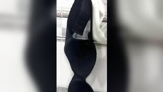Thanh niên qua nhà em hàng xóm học sinh cấp 3 chơi thì vô nhà vệ sinh tìm quần lót dơ