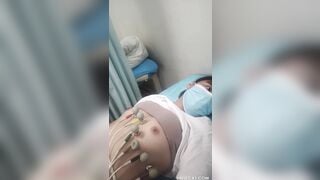 Bác sĩ quay lén các em teen tới khám