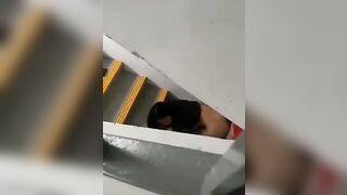 Phát hiện cặp đôi chơi nhau ở thang chung cư
