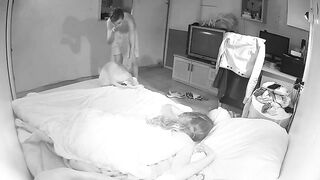 Chị gái đang ngủ liền lẻn vào địt và bị phát hiện