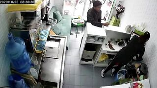 Biến thái VN sục trước mặt nhân viên quán nước, quá nhục mặt cho nam thanh niên