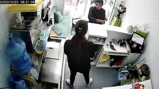 Biến thái VN sục trước mặt nhân viên quán nước, quá nhục mặt cho nam thanh niên