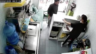 Biến thái VN sục trước mặt nhân viên quán nước, quá nhục mặt cho nam thanh niên