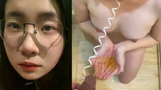 Em Đeo Kính Bdsm Uống Cạn Nước Đái Của Anh Người Yêu 2