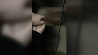Quấy rối gái trẻ trong thang máy