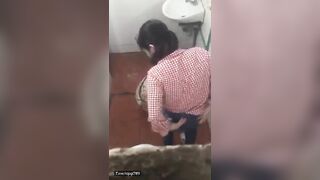 Quay lén 2 chị em đang tắm