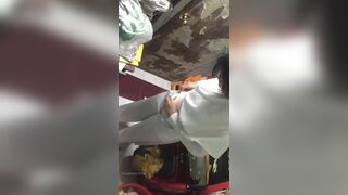 Quay lén em gái mới lớn thay đồ đi học