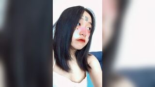 BÉ THỦ DÂM VỚI GỐI ÔM