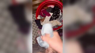 Nay qua nhà cô hàng sóm lấy sịp rùi sục