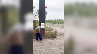 Em học sinh đang đái bậy thì có người đi qua