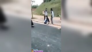 Trời ơi tội nghiệp nhỏ đi chơi bị đám bạn đánh lột đồ