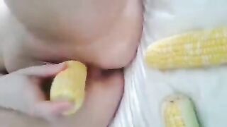 Nứng quá lấy tạm ngô ra chọc vào lồn