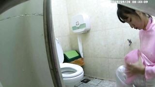 Học sinh hư quay lén cô giáo đi wc